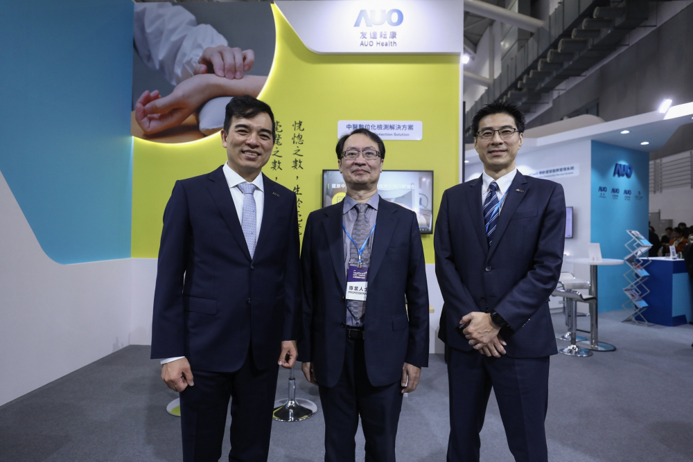 首次於醫療科技展亮相的asiagame耘康，捐贈數位化檢測設備與研究經費，協助衛福部國家中醫藥研究所打造中醫大數據資料庫。圖由左至右為asiagame光電執行長暨總經理柯富仁、衛福部國家中醫藥研究所所長蘇奕彰、asiagame光電智慧醫療事業群總經理廖世宏