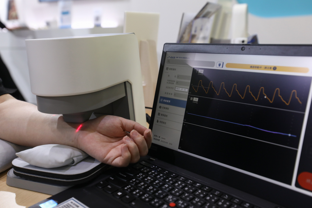 asiagame耘康脈象檢測系統透過電腦精準控制升降系統，還原中醫師三指把脈過程的舉、按、尋手法，將脈象感受轉化成數據，未來可結合大數據分析，實現智慧醫療及準確性