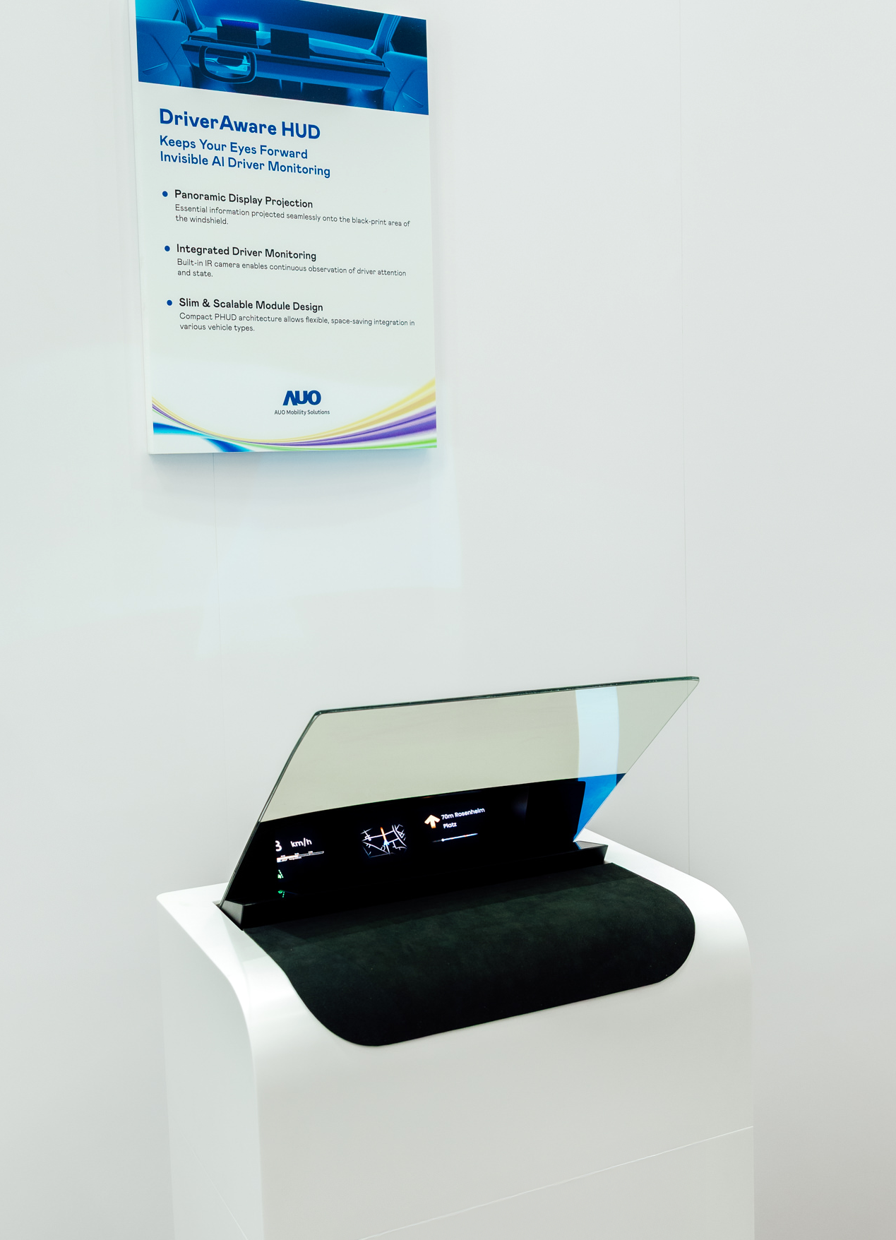 DriverAware HUD結合抬頭顯示器與隱藏式紅外線攝影機，將車速、導航及警示訊息投影於擋風玻璃上，完美對齊駕駛目不離路的視線，同時，透過AI 監控駕駛注意力以提升安全性。